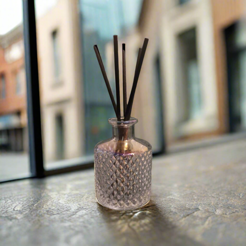 Mandarin & Sandalwood
Reed Diffuser
Price £15.00
100ml
Refillable Geo Dimond Cut Diffuser bottle